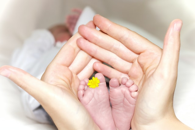 mani mamma piedi neonato