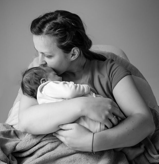 neonato in braccio alla mamma non allattato